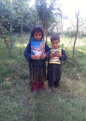 2 children from Kunar province with Hoopoe books