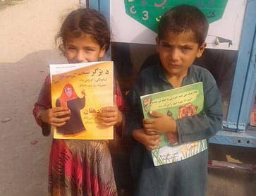 Afghan kids borrowing Hoopoe books from Moska Mobile library