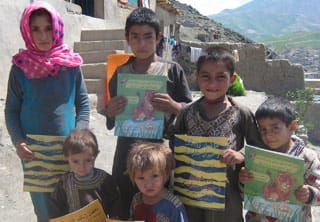 6 Afghan kids holding Hoopoe books