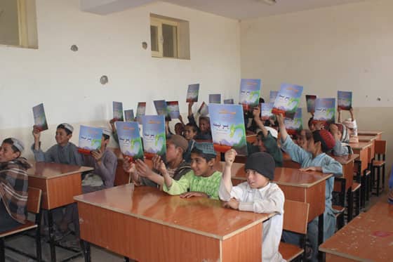 Happy students in Zarghoon Kalai school reading Hoopoe books