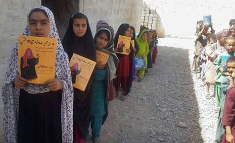Afghan girls in the Daman district in Afghanistan with their Hoopoe books