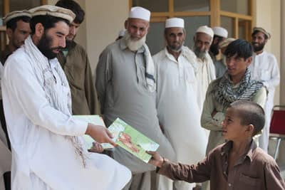 Distributing Hoopoe Books to children in Afghanistan
