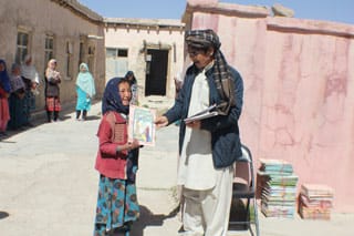 Afghan girl receiving Hoopoe book